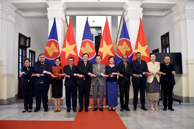 Quyền Bộ trưởng Ngọai giao Lê Hòai Trung tiếp Đại sứ Trung Quốc Hà Vĩ tại Hà Nội - Ảnh 7.