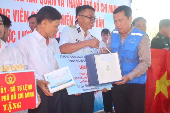 Đoàn đại biểu TP HCM mang hơi ấm hậu phương ra đảo Thổ Chu- Ảnh 4. Đoàn đại biểu TP HCM mang hơi ấm hậu phương ra đảo Thổ Chu- Ảnh 4.