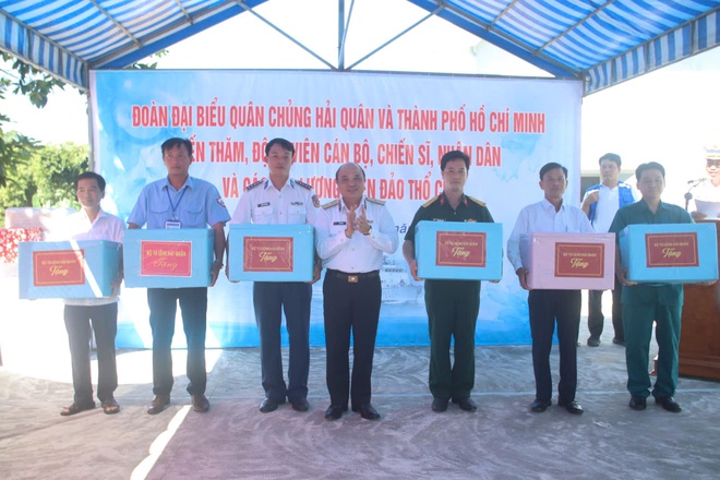 Đoàn đại biểu TP HCM mang hơi ấm hậu phương ra đảo Thổ Chu- Ảnh 5. Đoàn đại biểu TP HCM mang hơi ấm hậu phương ra đảo Thổ Chu- Ảnh 5.