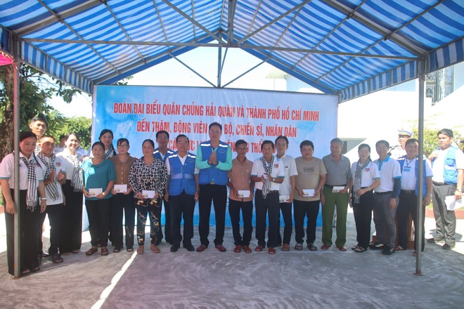 Đoàn đại biểu TP HCM mang hơi ấm hậu phương ra đảo Thổ Chu- Ảnh 6. Đoàn đại biểu TP HCM mang hơi ấm hậu phương ra đảo Thổ Chu- Ảnh 6.