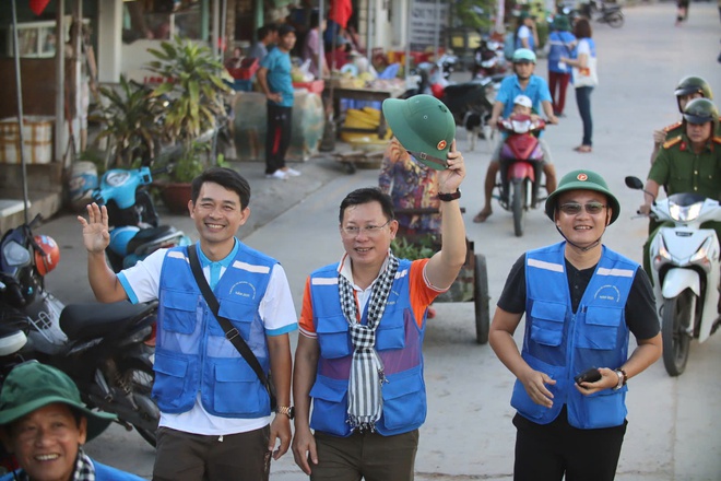 Đoàn đại biểu TP HCM mang hơi ấm hậu phương ra đảo Thổ Chu- Ảnh 8. Đoàn đại biểu TP HCM mang hơi ấm hậu phương ra đảo Thổ Chu- Ảnh 8.