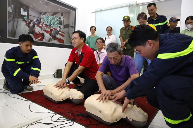 TP HCM: Tập huấn PCCC và CNCH sinh động cho người dân phường Bến Thành- Ảnh 14.