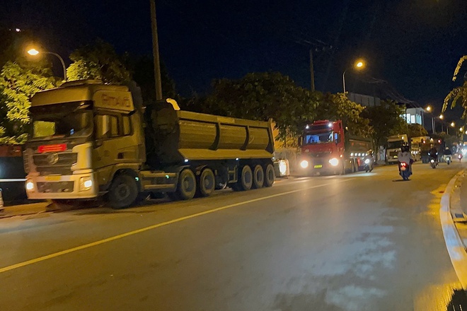 Người dân TP HCM bức xúc về xe ben "hổ vồ" ở một khu vực- Ảnh 3. Người dân TP HCM bức xúc về xe ben "hổ vồ" ở một khu vực- Ảnh 3.