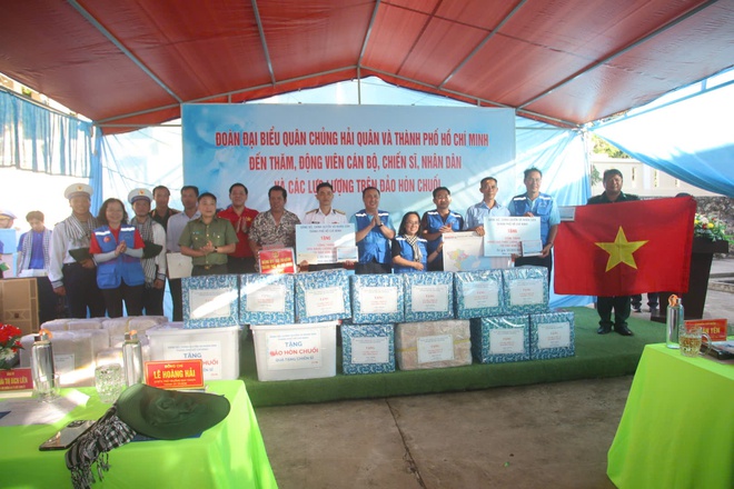 Đoàn đại biểu TP HCM hoàn thành chuyến công tác thăm quân dân các đảo Tây Nam và Nhà giàn DK1 - Ảnh 9.