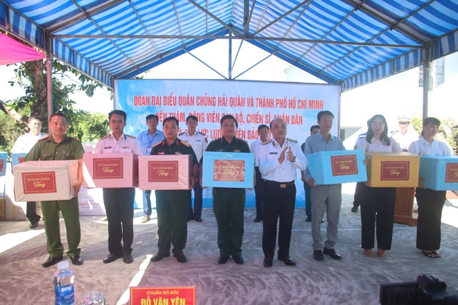 Đoàn đại biểu TP HCM hoàn thành chuyến công tác thăm quân dân các đảo Tây Nam và Nhà giàn DK1 - Ảnh 11.
