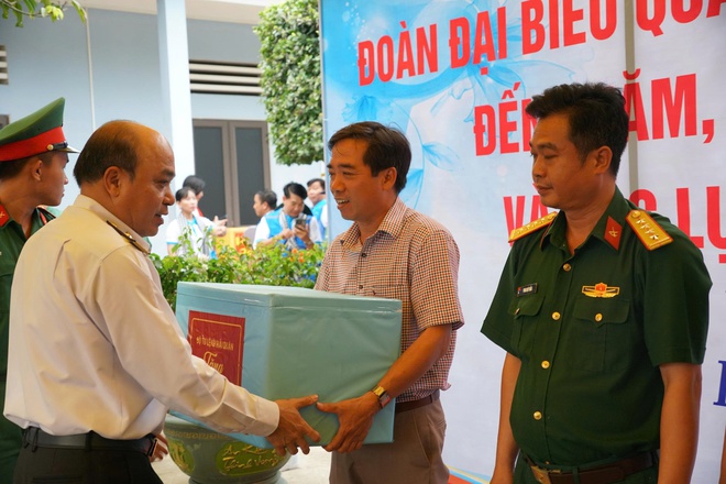Đoàn đại biểu TP HCM hoàn thành chuyến công tác thăm quân dân các đảo Tây Nam và Nhà giàn DK1 - Ảnh 8.