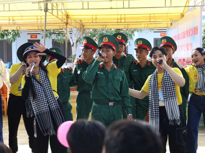 Đoàn đại biểu TP HCM hoàn thành chuyến công tác thăm quân dân các đảo Tây Nam và Nhà giàn DK1 - Ảnh 14.