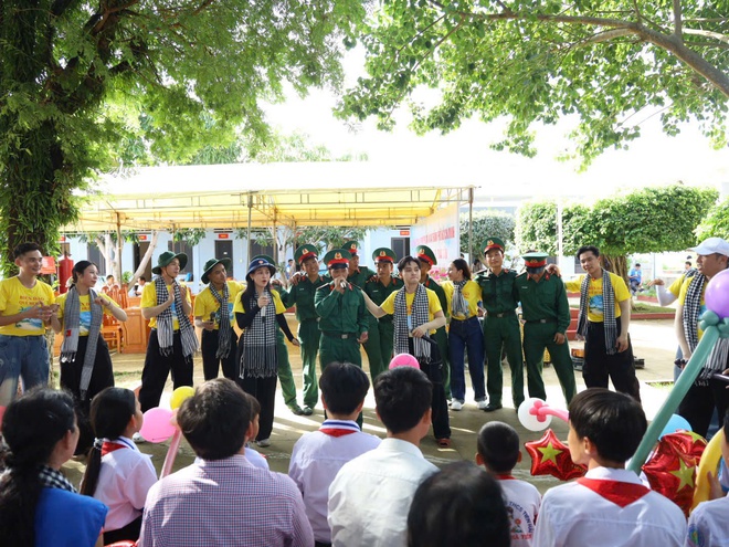 Đoàn đại biểu TP HCM hoàn thành chuyến công tác thăm quân dân các đảo Tây Nam và Nhà giàn DK1 - Ảnh 13.