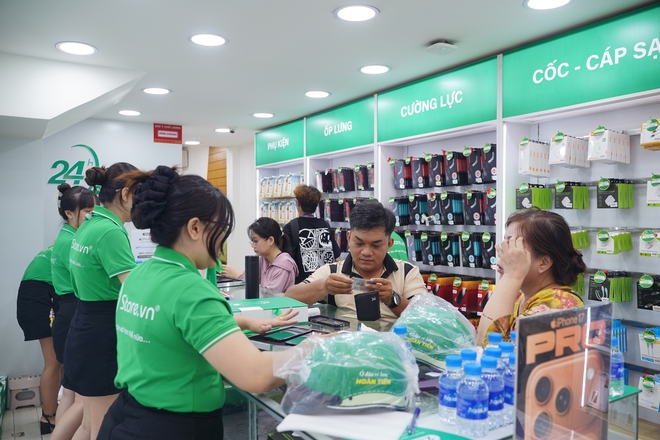 VIDEO "Đập hộp" iPhone 17 Promax tại TP HCM: Người dân chọn mua vì gì? - Ảnh 1.