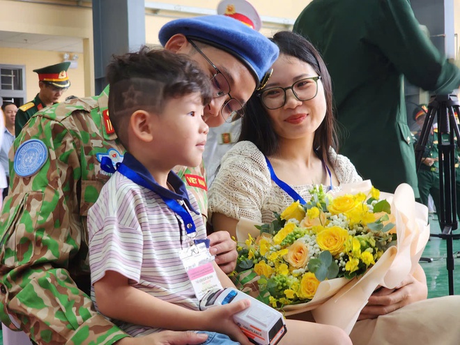 Hạnh phúc của gia đình, vinh quang của Tổ quốc trong màu áo mũ nồi xanh- Ảnh 1.