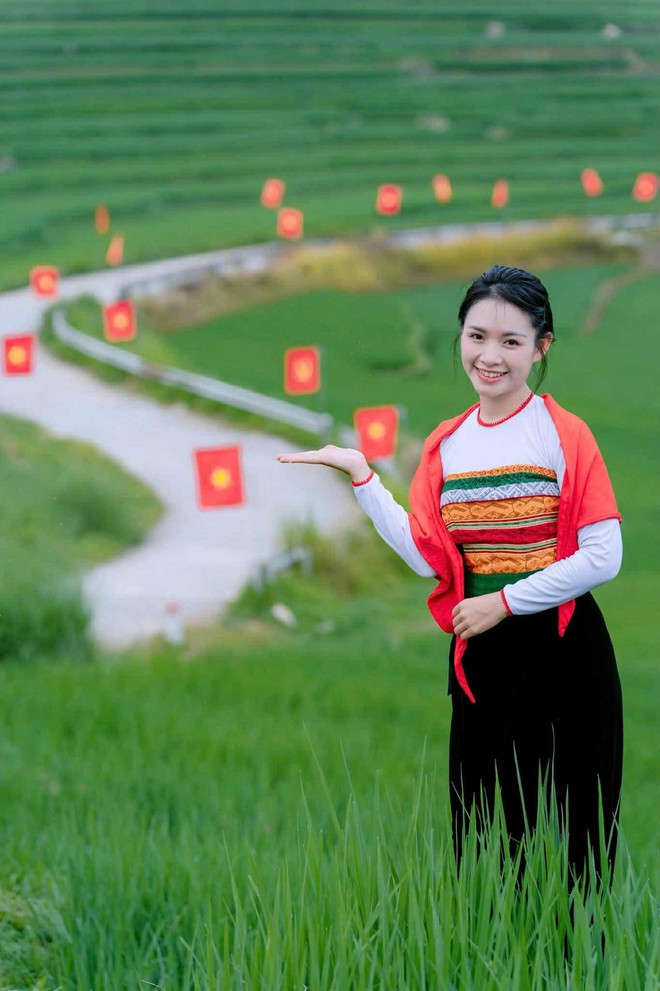 Du khách thích thú với đường cờ Tổ quốc đẹp như tranh vẽ ở Pù Luông- Ảnh 2.