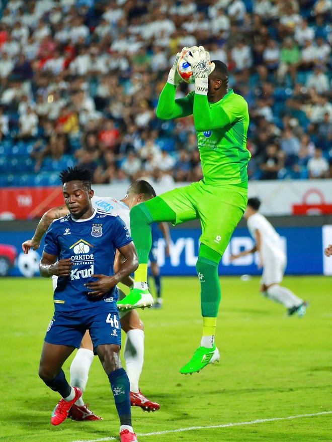 "Gã khổng lồ" trong khung thành nhà vô địch V-League- Ảnh 2.