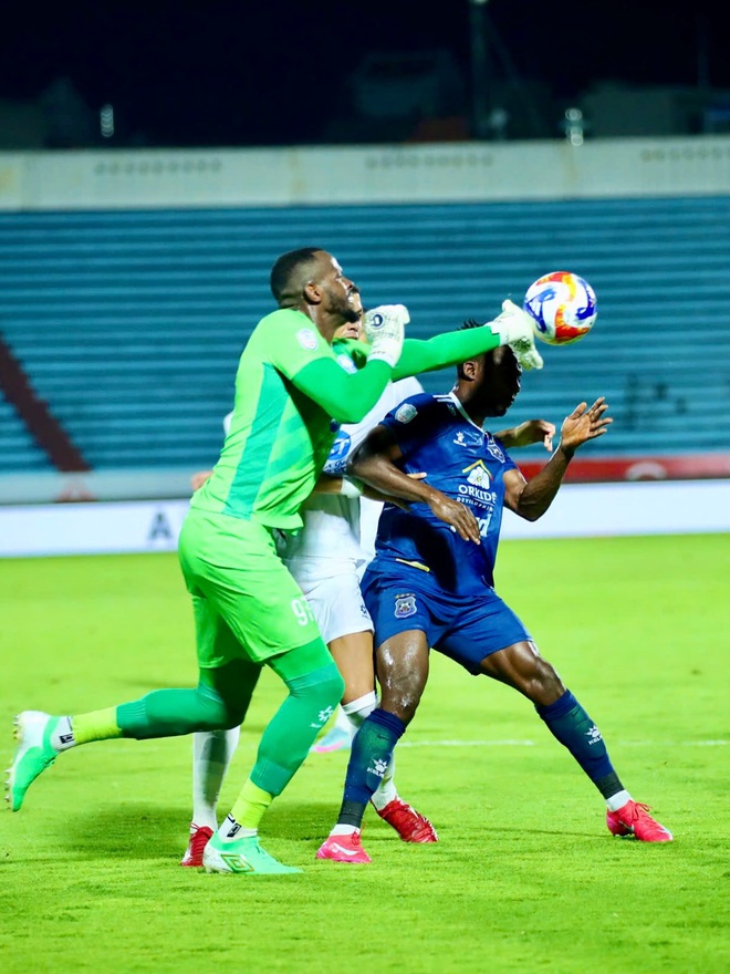 "Gã khổng lồ" trong khung thành nhà vô địch V-League- Ảnh 1.