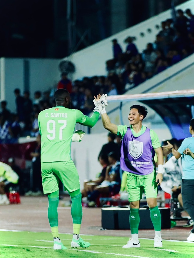 "Gã khổng lồ" trong khung thành nhà vô địch V-League- Ảnh 5.