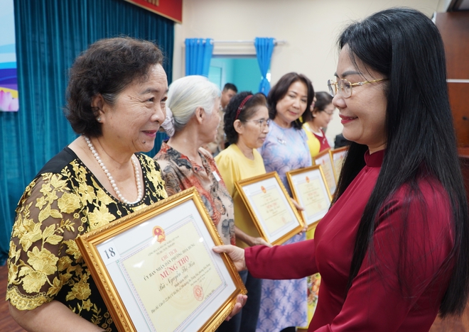 Phường Hòa Hưng mời bác sĩ về khám bệnh, phát thuốc cho hơn 1.000 người cao tuổi - Ảnh 1.