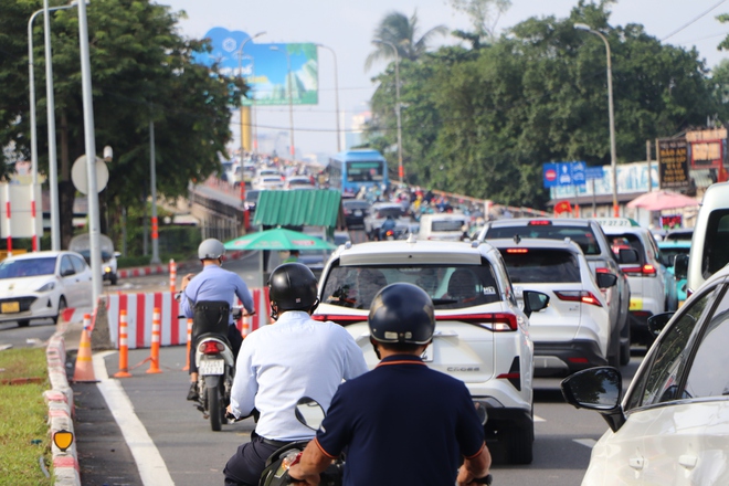 Ùn tắc giao thông TP HCM nghiêm trọng tại cầu Bình Lợi ngày đầu trở lại làm việc - Ảnh 7. Ùn tắc giao thông TP HCM nghiêm trọng tại cầu Bình Lợi ngày đầu trở lại làm việc - Ảnh 7.