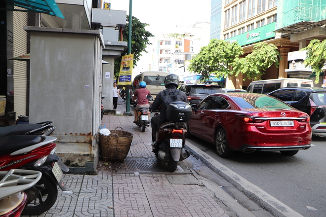 Cận cảnh người đi xe máy "làm khổ" loạt vỉa hè ở đường Bạch Đằng, Hoàng Văn Thụ - Ảnh 3.