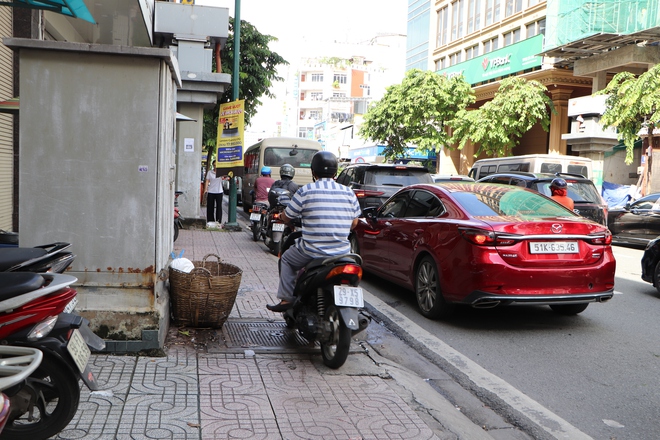 Cận cảnh người đi xe máy "làm khổ" loạt vỉa hè ở đường Bạch Đằng, Hoàng Văn Thụ - Ảnh 8.