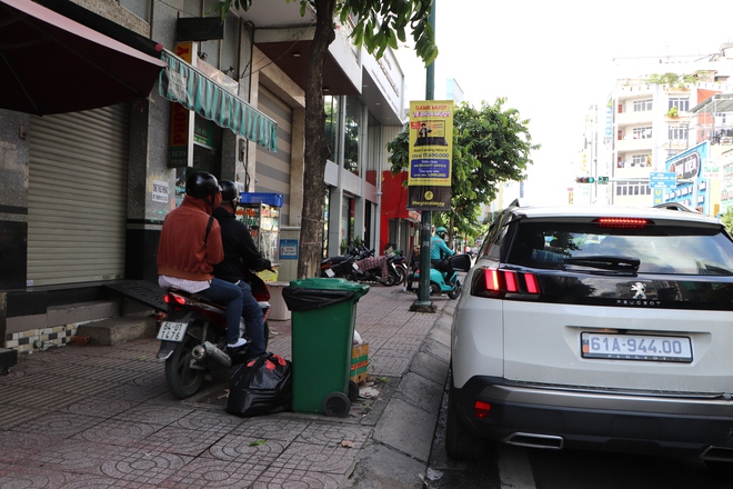 Cận cảnh người đi xe máy "làm khổ" loạt vỉa hè ở đường Bạch Đằng, Hoàng Văn Thụ - Ảnh 11.