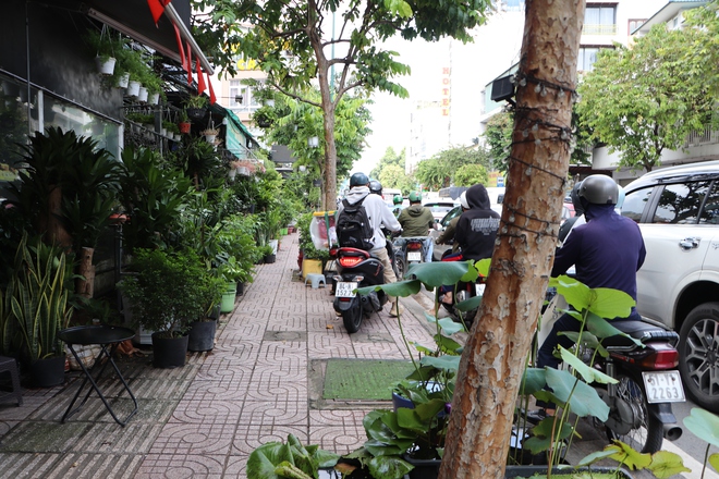 Cận cảnh người đi xe máy "làm khổ" loạt vỉa hè ở đường Bạch Đằng, Hoàng Văn Thụ - Ảnh 9.