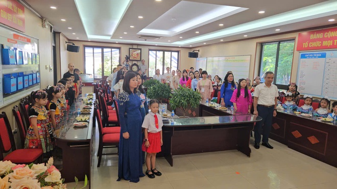 Ngôi trường có "em bé hát Quốc ca" tưng bừng khai giảng - Ảnh 5.