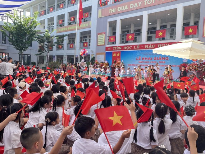 Ngôi trường có "em bé hát Quốc ca" tưng bừng khai giảng - Ảnh 8.