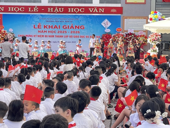 Ngôi trường có "em bé hát Quốc ca" tưng bừng khai giảng - Ảnh 9.