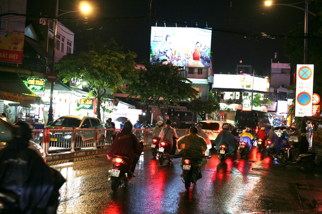 Mưa lớn trút xuống nhiều nơi ở TP HCM - Ảnh 3. Mưa lớn trút xuống nhiều nơi ở TP HCM - Ảnh 3.