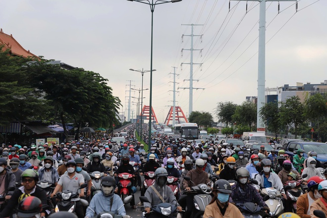 Ùn tắc giao thông nghiêm trọng trên Phạm Văn Đồng sáng đầu tuần khiến người dân khổ sở - Ảnh 10. Ùn tắc giao thông nghiêm trọng trên Phạm Văn Đồng sáng đầu tuần khiến người dân khổ sở - Ảnh 10.
