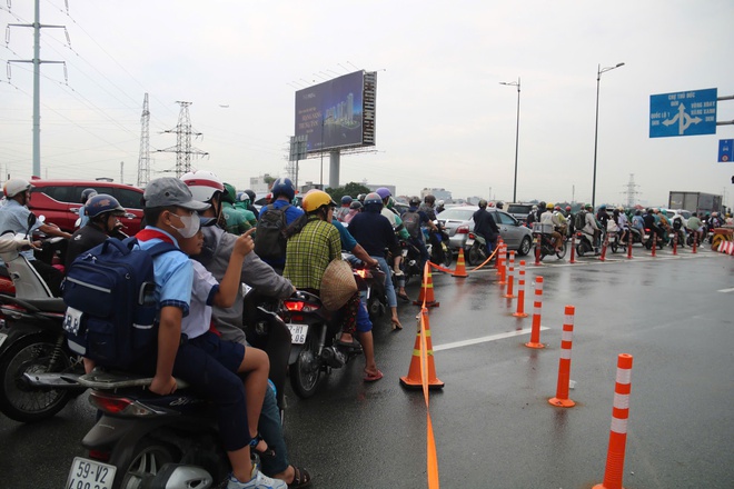 Người dân TP HCM bất ngờ với việc đóng lối cầu Bình Lợi, tuy nhiên kẹt quá nên mở ra- Ảnh 7. Người dân TP HCM bất ngờ với việc đóng lối cầu Bình Lợi, tuy nhiên kẹt quá nên mở ra- Ảnh 7.