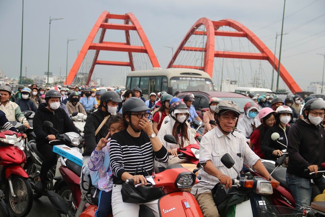 Người dân TP HCM bất ngờ với việc đóng lối cầu Bình Lợi, tuy nhiên kẹt quá nên mở ra- Ảnh 8. Người dân TP HCM bất ngờ với việc đóng lối cầu Bình Lợi, tuy nhiên kẹt quá nên mở ra- Ảnh 8.