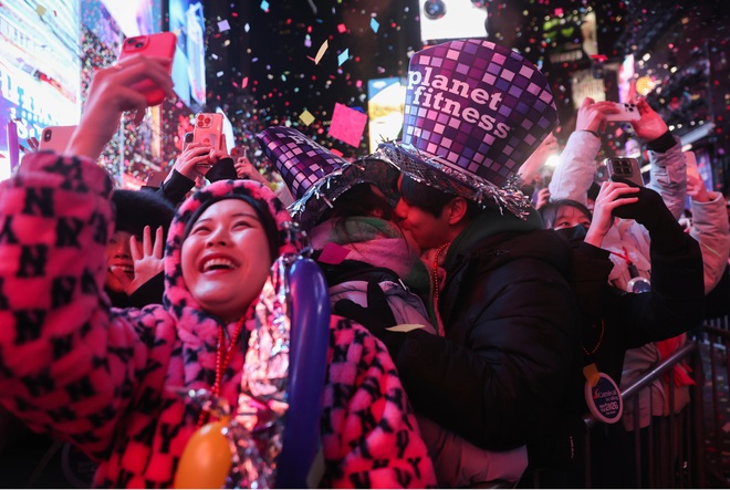 Mỹ ch&agrave;o năm mới 2026 với quả cầu đổi m&agrave;u, Trung Đ&ocirc;ng nhiều sắc th&aacute;i - Ảnh 2.