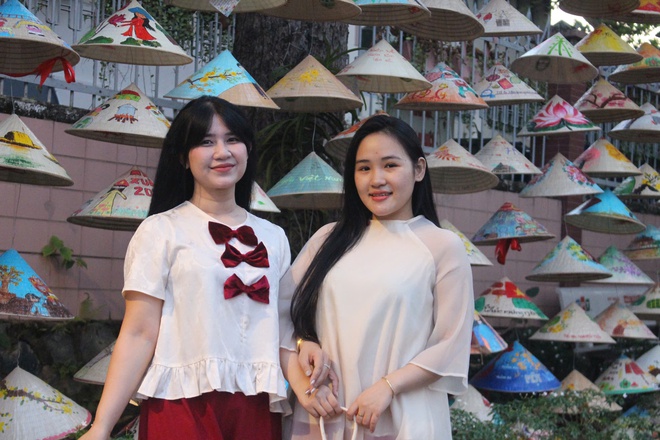 TP HCM: H&agrave;ng ng&agrave;n chiếc n&oacute;n l&aacute; treo dọc con đường thu h&uacute;t du kh&aacute;ch - Ảnh 3.