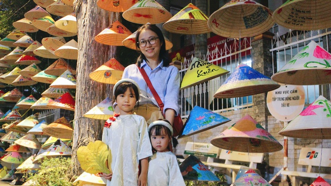 TP HCM: H&agrave;ng ng&agrave;n chiếc n&oacute;n l&aacute; treo dọc con đường thu h&uacute;t du kh&aacute;ch - Ảnh 5.