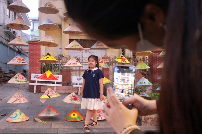 TP HCM: H&agrave;ng ng&agrave;n chiếc n&oacute;n l&aacute; treo dọc con đường thu h&uacute;t du kh&aacute;ch - Ảnh 4.