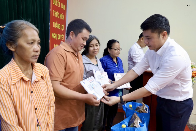 TPHCM trao thẻ BHYT, tặng qu&agrave; Tết cho người d&acirc;n kh&oacute; khăn x&atilde; T&acirc;n Vĩnh Lộc - Ảnh 6.