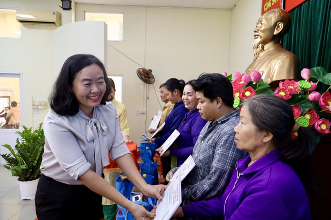 TPHCM trao thẻ BHYT, tặng qu&agrave; Tết cho người d&acirc;n kh&oacute; khăn x&atilde; T&acirc;n Vĩnh Lộc - Ảnh 5.