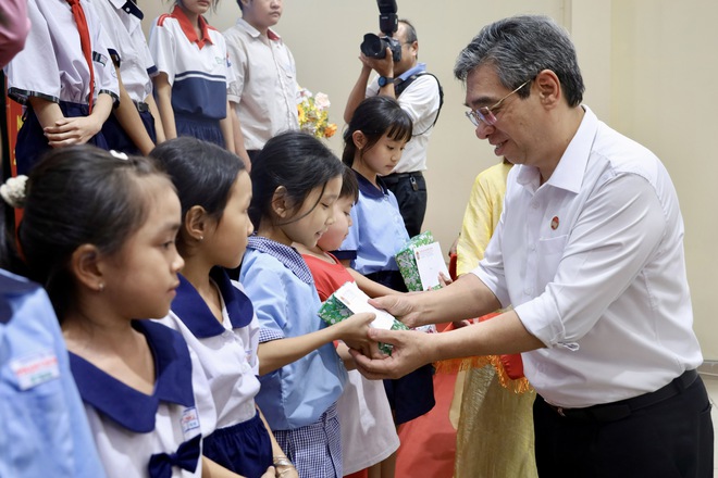 TPHCM trao thẻ BHYT, tặng qu&agrave; Tết cho người d&acirc;n kh&oacute; khăn x&atilde; T&acirc;n Vĩnh Lộc - Ảnh 3.