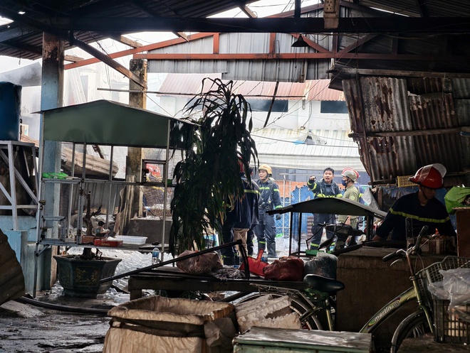 Ch&aacute;y lớn thi&ecirc;u rụi 5 căn nh&agrave; ở TPHCM s&aacute;ng nay , nguy&ecirc;n nh&acirc;n đang được điều tra - Ảnh 6.