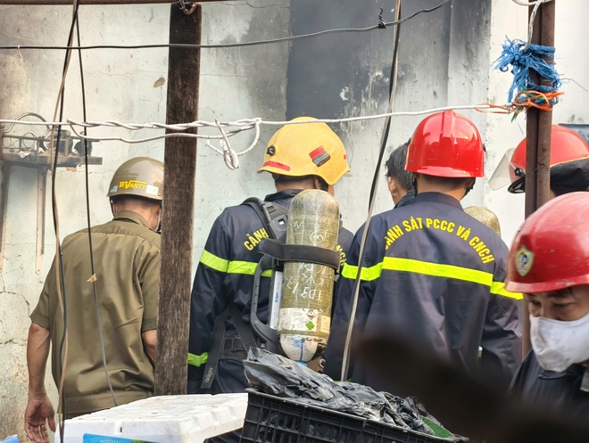 Ch&aacute;y lớn thi&ecirc;u rụi 5 căn nh&agrave; ở TPHCM s&aacute;ng nay , nguy&ecirc;n nh&acirc;n đang được điều tra - Ảnh 5.