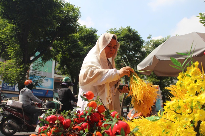 Du kh&aacute;ch quốc tế th&iacute;ch th&uacute; trải nghiệm kh&ocirc;ng kh&iacute; Tết ở TP HCM  - Ảnh 3.