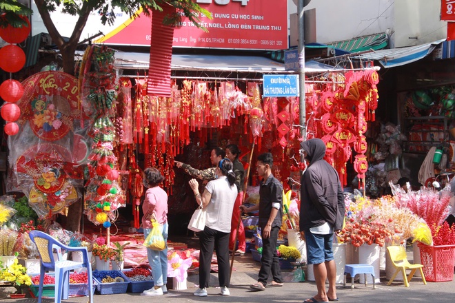 Du kh&aacute;ch quốc tế th&iacute;ch th&uacute; trải nghiệm kh&ocirc;ng kh&iacute; Tết ở TP HCM  - Ảnh 4.