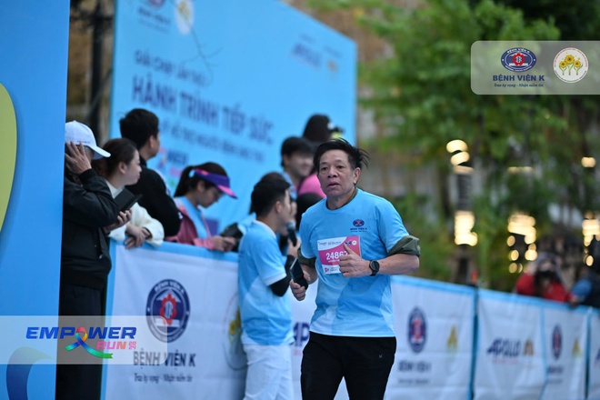 X&ocirc;n xao bảo vệ Bệnh viện K ph&aacute;t loa hướng dẫn người bệnh đến kh&aacute;m - Ảnh 3.