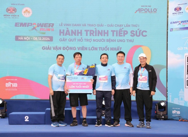 X&ocirc;n xao bảo vệ Bệnh viện K ph&aacute;t loa hướng dẫn người bệnh đến kh&aacute;m - Ảnh 4.