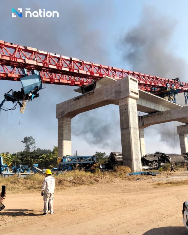 Cẩu thi c&ocirc;ng đổ sập, t&agrave;u tốc h&agrave;nh Th&aacute;i Lan gặp nạn l&agrave;m 22 người thiệt mạng - Ảnh 3.