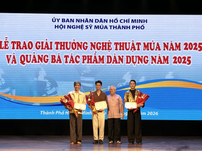 Trao giải thưởng t&aacute;c phẩm nghệ thuật m&uacute;a năm 2025 - Ảnh 2.