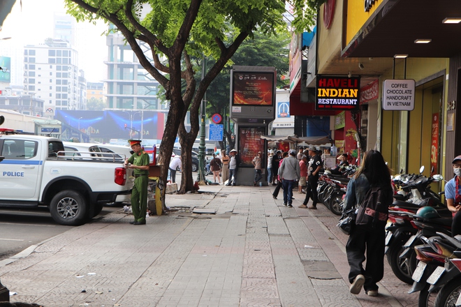 C&ocirc;ng an phường Bến Th&agrave;nh xử l&yacute; h&agrave;ng chục trường hợp lấn chiếm l&ograve;ng đường, vỉa h&egrave; - Ảnh 4.