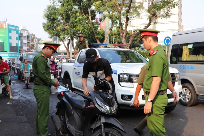 C&ocirc;ng an phường Bến Th&agrave;nh xử l&yacute; h&agrave;ng chục trường hợp lấn chiếm l&ograve;ng đường, vỉa h&egrave; - Ảnh 7.