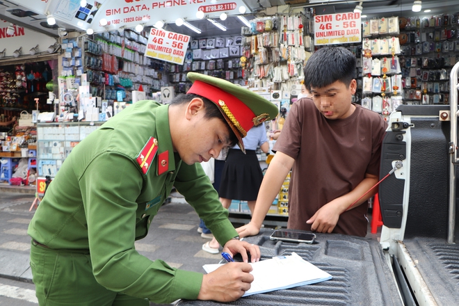 C&ocirc;ng an phường Bến Th&agrave;nh xử l&yacute; h&agrave;ng chục trường hợp lấn chiếm l&ograve;ng đường, vỉa h&egrave; - Ảnh 6.
