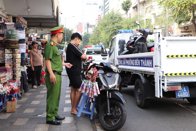C&ocirc;ng an phường Bến Th&agrave;nh xử l&yacute; h&agrave;ng chục trường hợp lấn chiếm l&ograve;ng đường, vỉa h&egrave; - Ảnh 8.
